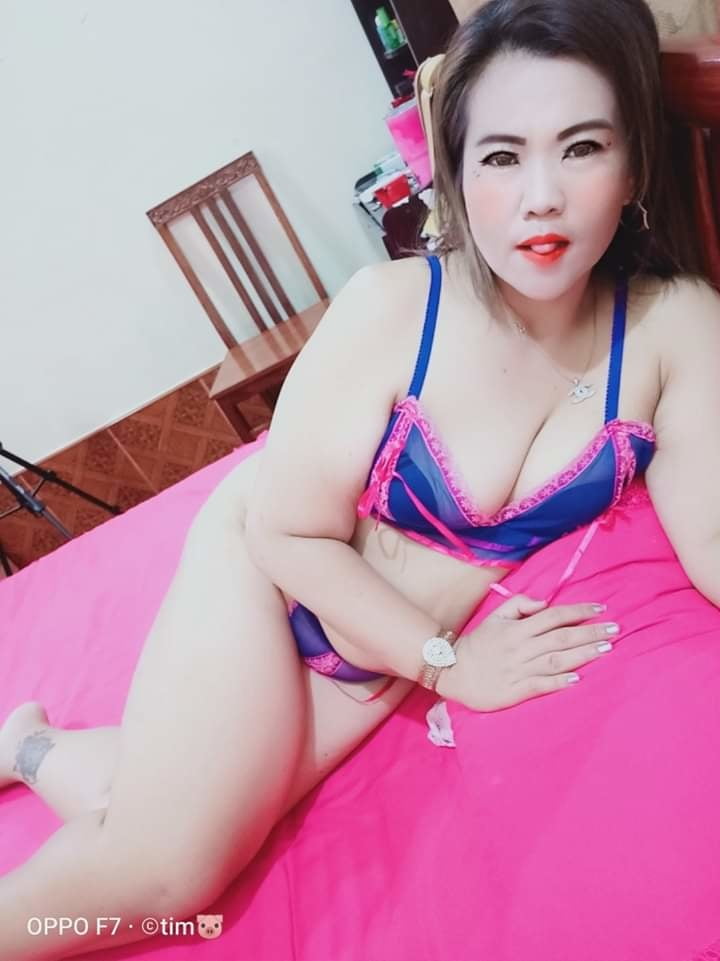 Seorang janda yang memakai baju sexy #95343901