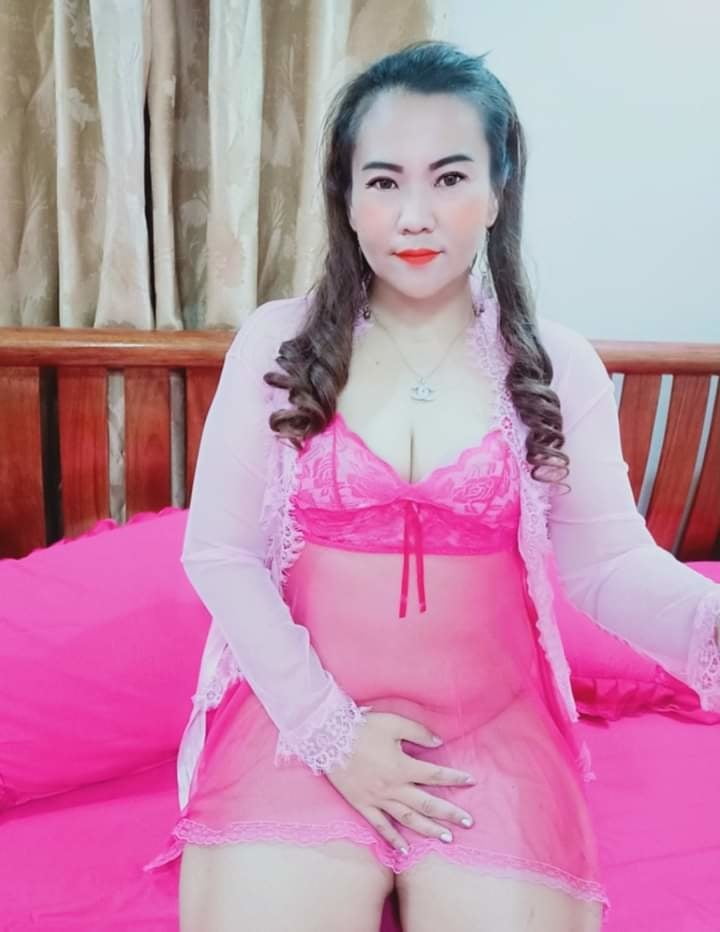 Seorang janda yang memakai baju sexy #95343948