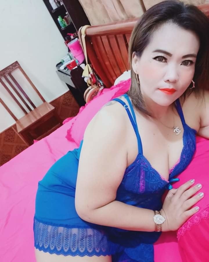 Seorang janda yang memakai baju sexy #95343954