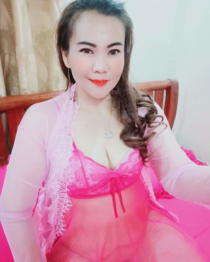 Seorang janda yang memakai baju sexy #95343972
