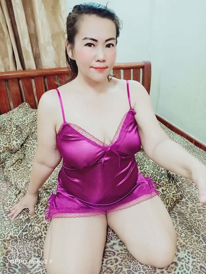 Seorang janda yang memakai baju sexy #95343983