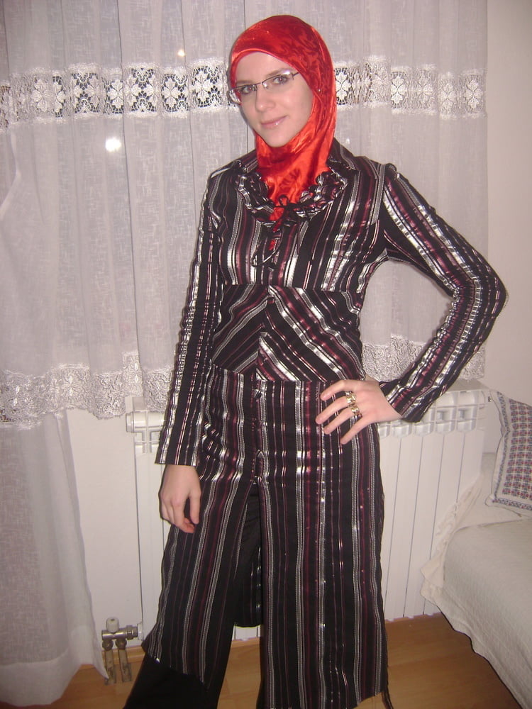 Sexy bosniaque hijab avec lunettes
 #88504002