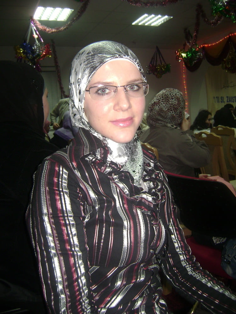 Sexy bosnischer Hijab mit Brille
 #88504005