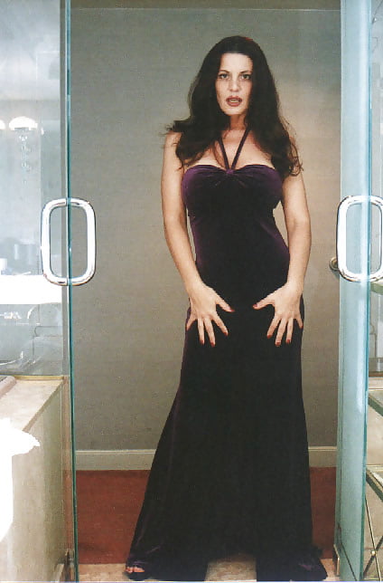 完全に着飾った素敵な女性 3
 #93251497