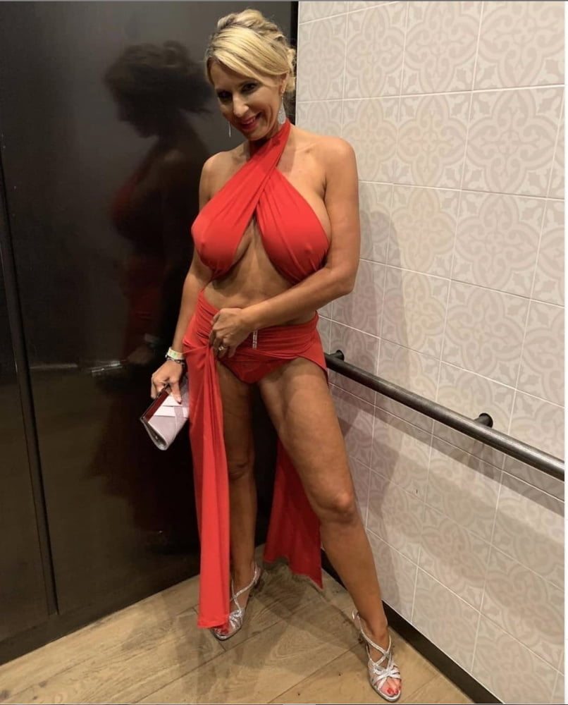 完全に着飾った素敵な女性 3
 #93251514