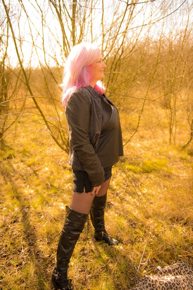 Milfs & gilfs con botas no.8
 #103343101