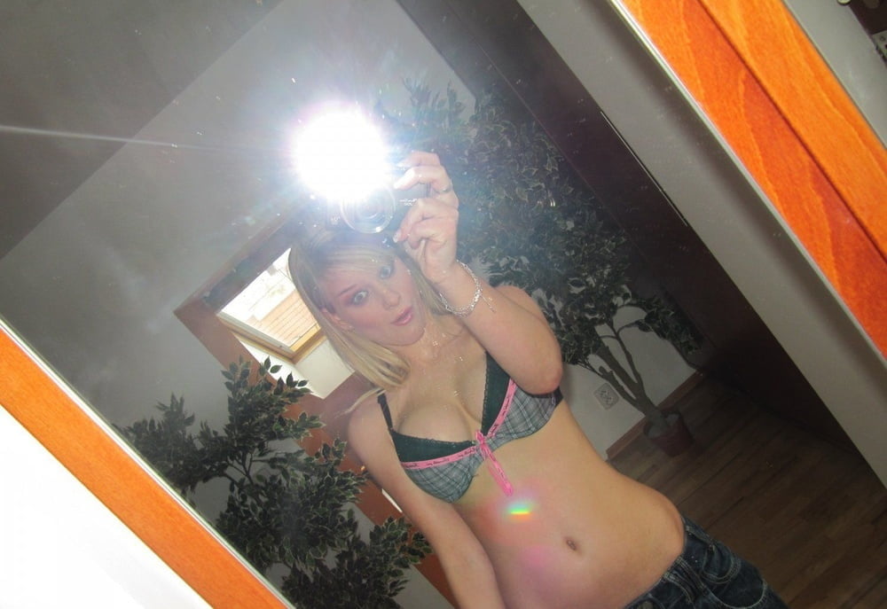 Isabelle faisant un strip-tease selfie dans son miroir
 #97810075