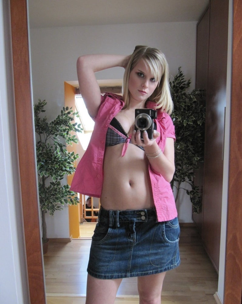 Isabelle faisant un strip-tease selfie dans son miroir
 #97810077