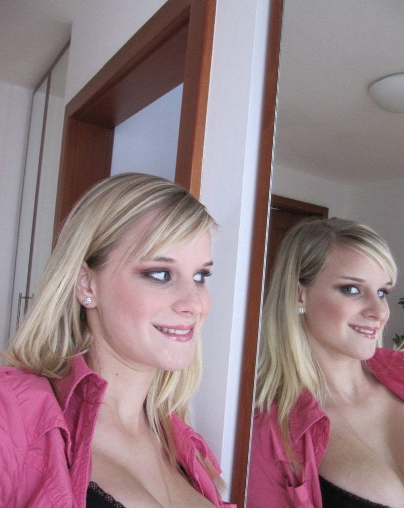 Isabelle macht ein Selfie Strip in ihrem Spiegel
 #97810087