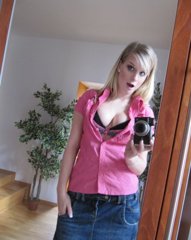 Isabelle faisant un strip-tease selfie dans son miroir
 #97810097