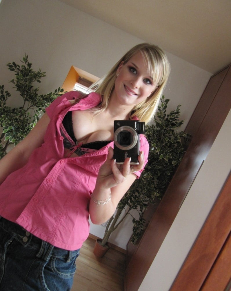 Isabelle faisant un strip-tease selfie dans son miroir
 #97810099