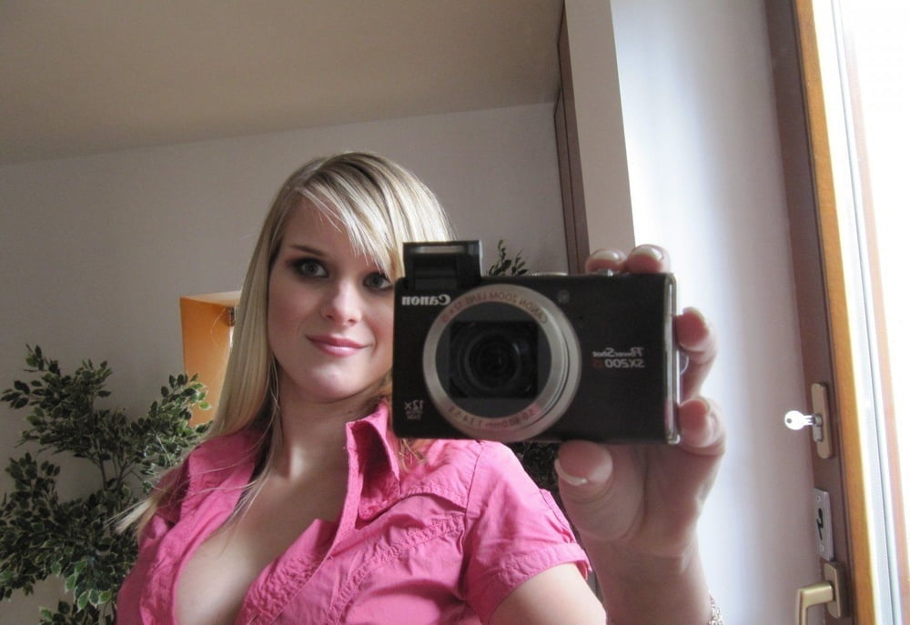 Isabelle faisant un strip-tease selfie dans son miroir
 #97810103