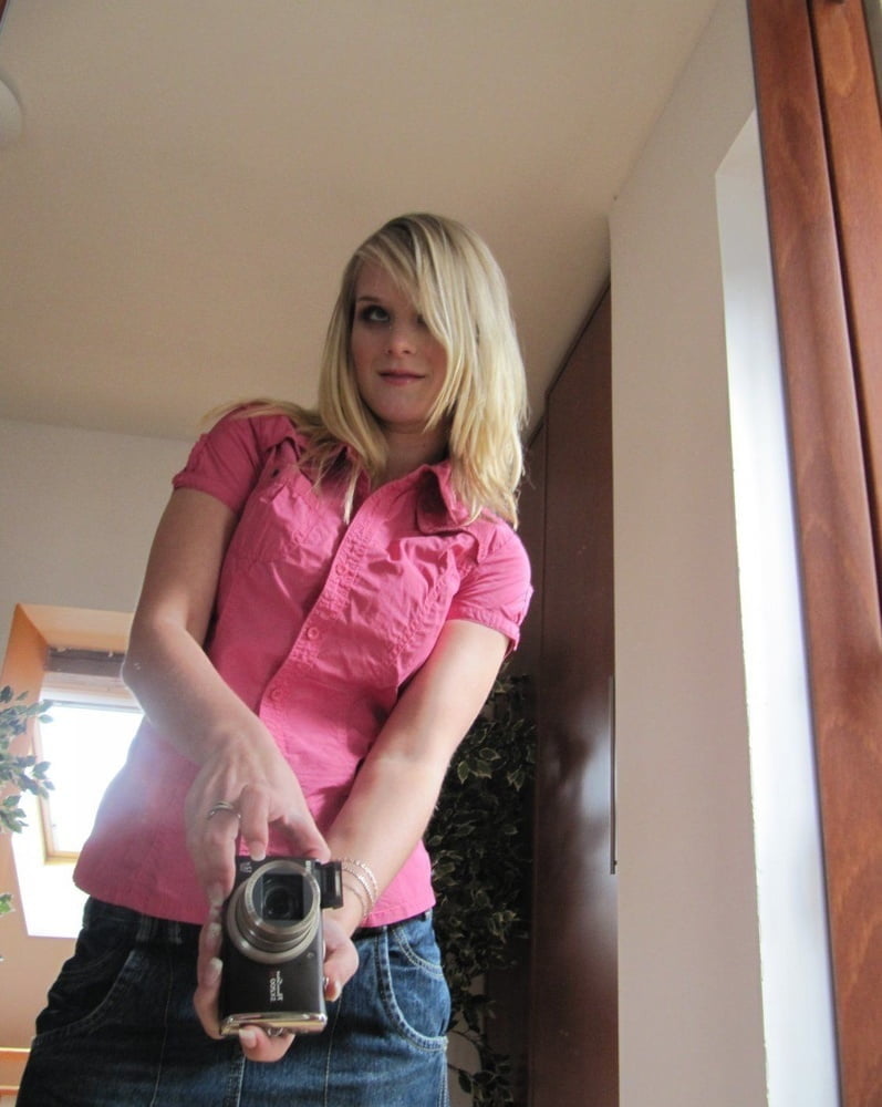 Isabelle faisant un strip-tease selfie dans son miroir
 #97810105