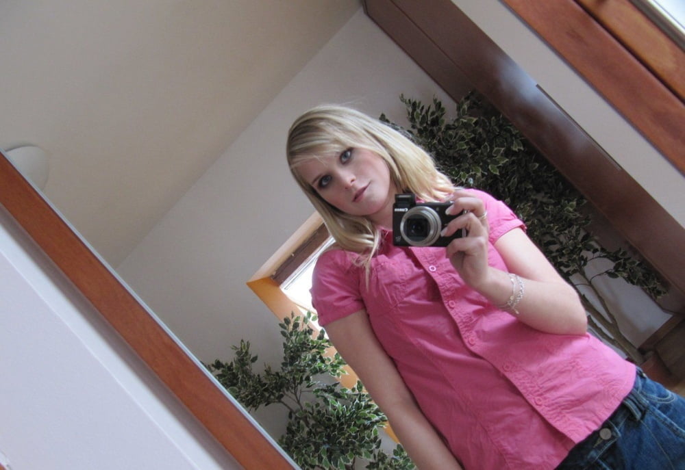 Isabelle faisant un strip-tease selfie dans son miroir
 #97810109