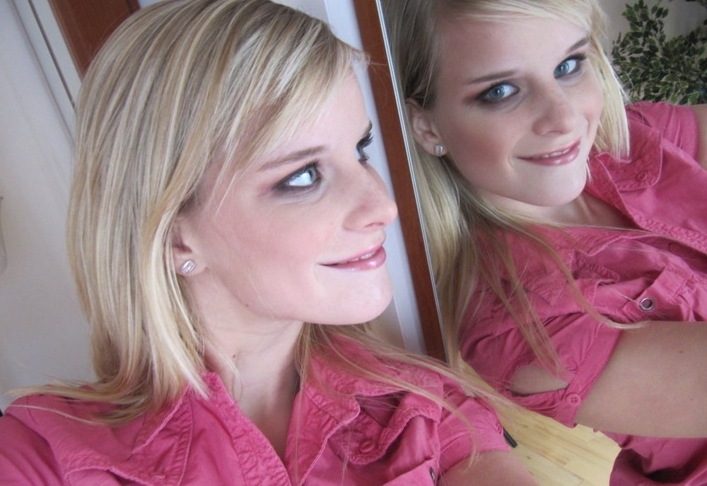 Isabelle macht ein Selfie Strip in ihrem Spiegel
 #97810111