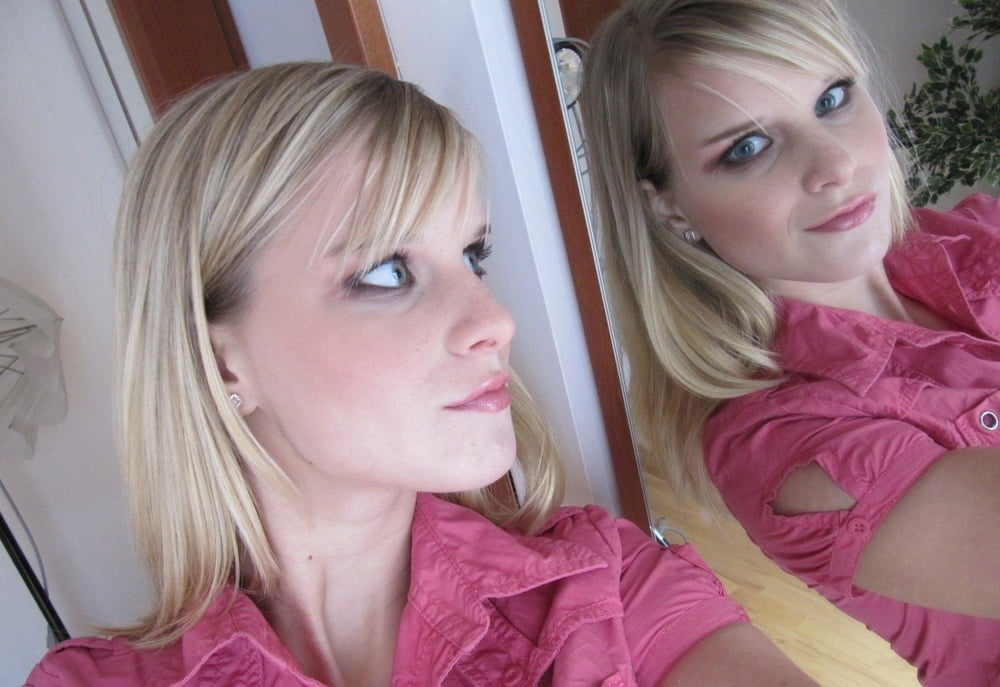 Isabelle che fa una striscia di selfie nel suo specchio
 #97810112