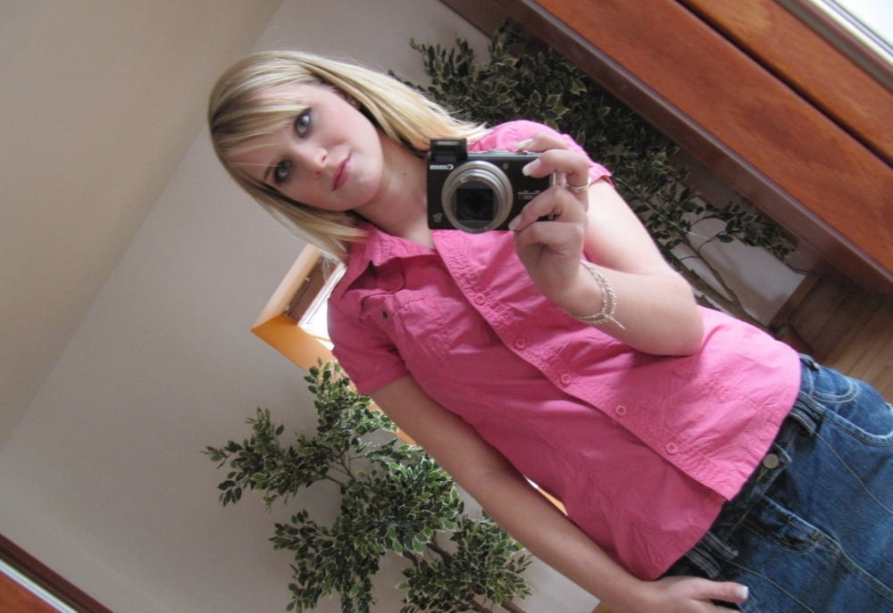 Isabelle faisant un strip-tease selfie dans son miroir
 #97810113