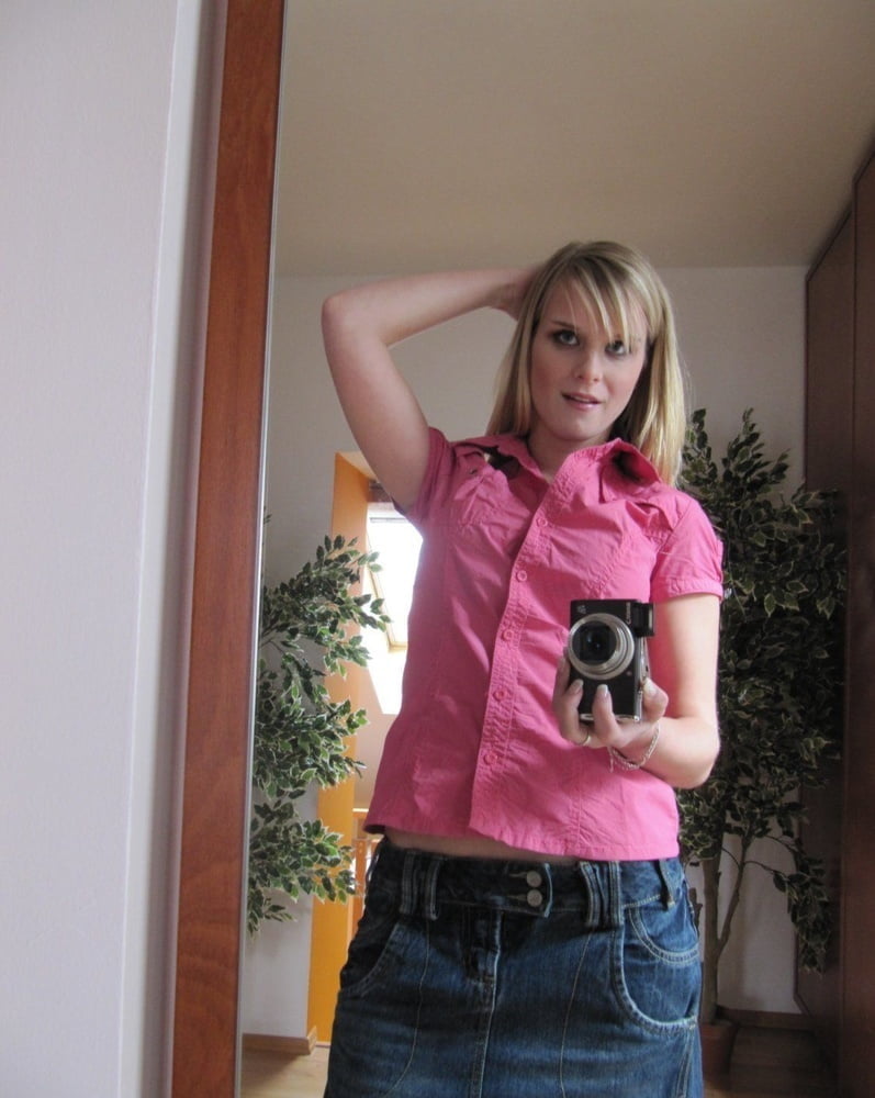 Isabelle faisant un strip-tease selfie dans son miroir
 #97810114