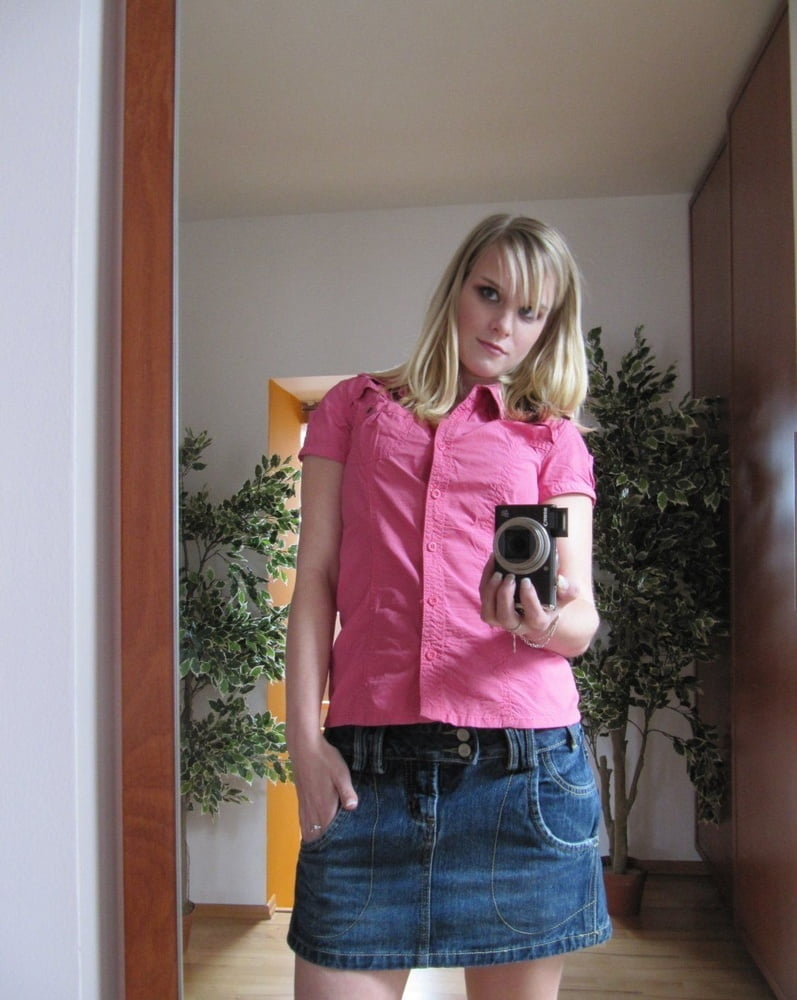 Isabelle faisant un strip-tease selfie dans son miroir
 #97810116