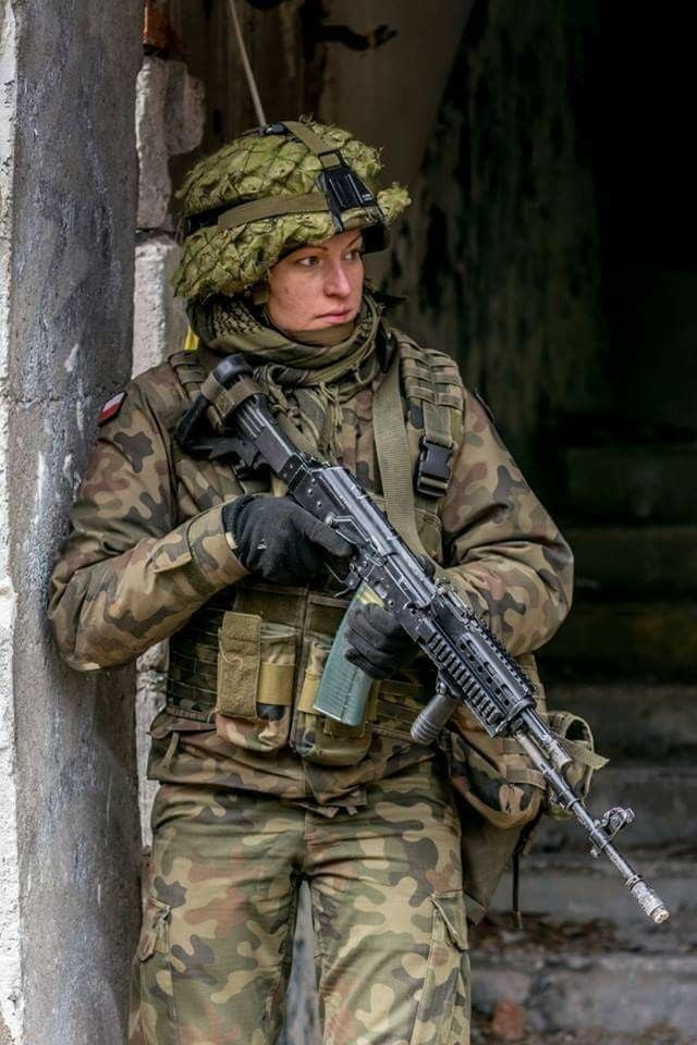 ポーランド女性兵士
 #99585783