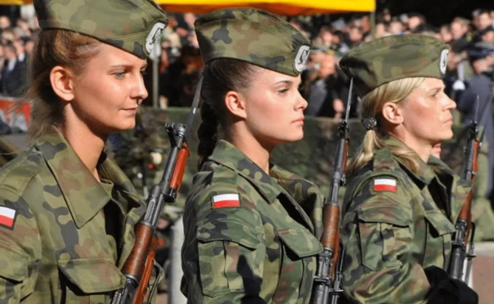 ポーランド女性兵士
 #99585873