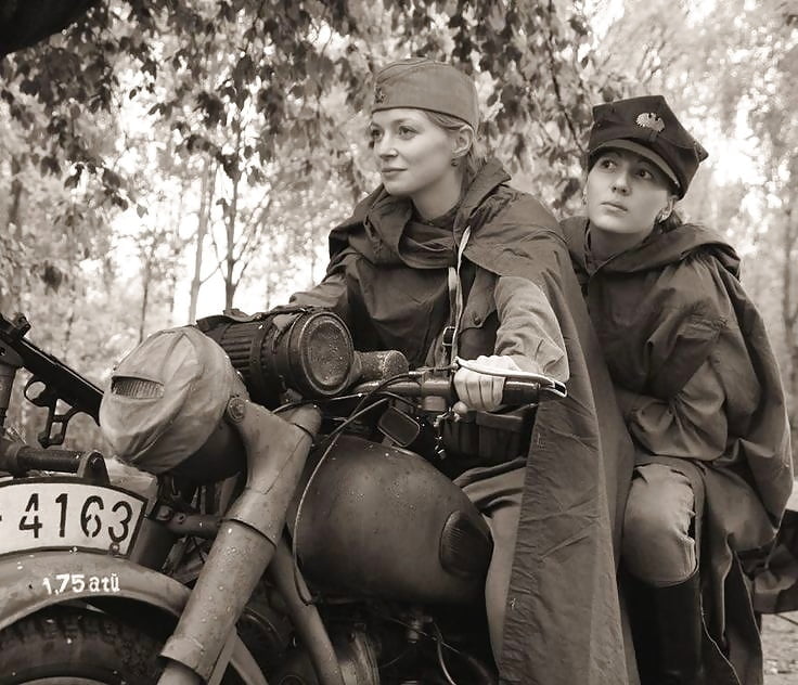 ポーランド女性兵士
 #99585895