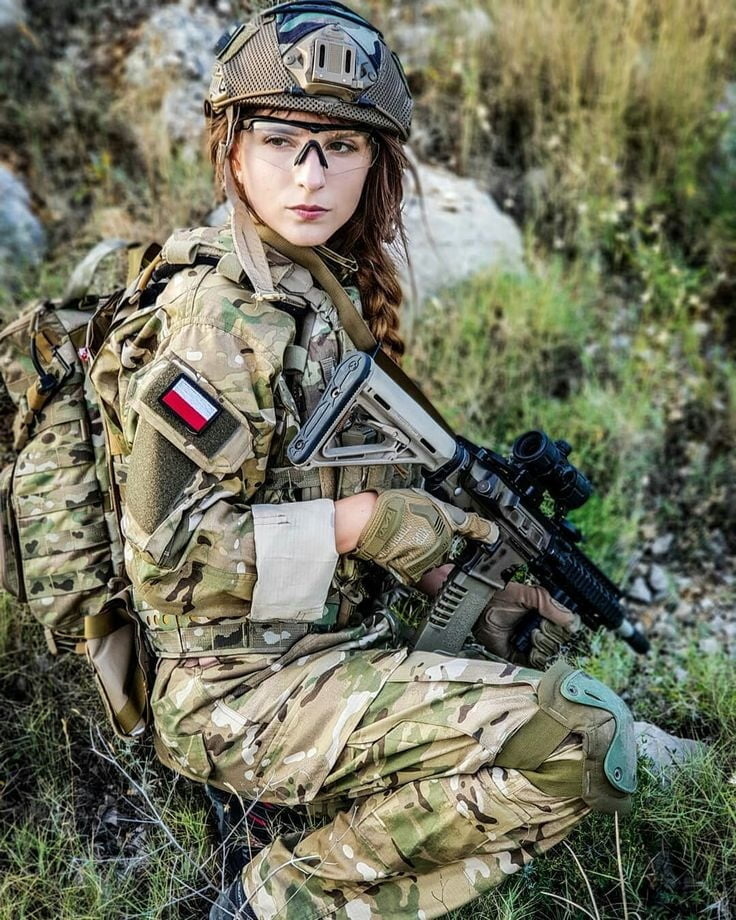 ポーランド女性兵士
 #99585952