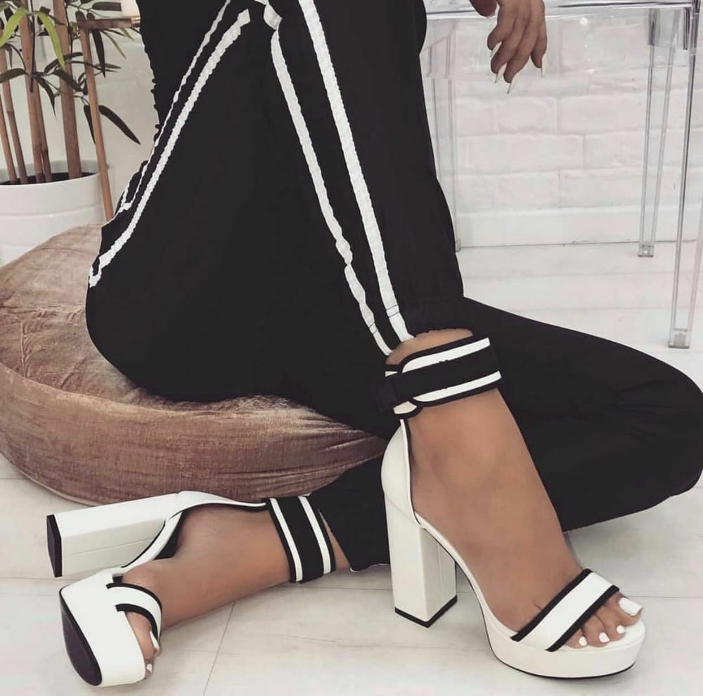 Piedi &amp; scarpe in vendita #97638568