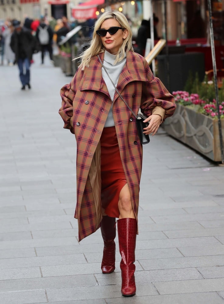 Weibliche Berühmtheit Stiefel & Leder - ashley roberts
 #102681370