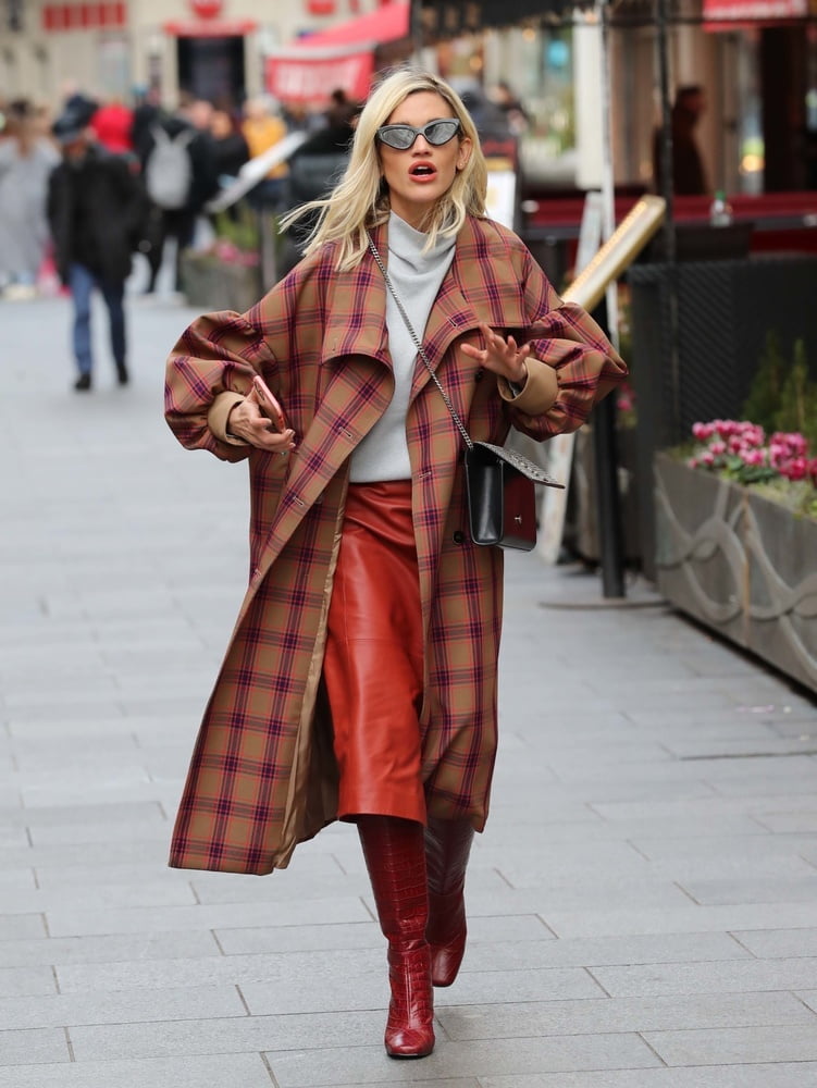 Weibliche Berühmtheit Stiefel & Leder - ashley roberts
 #102681373