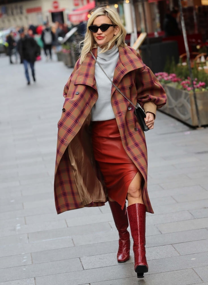 Weibliche Berühmtheit Stiefel & Leder - ashley roberts
 #102681376