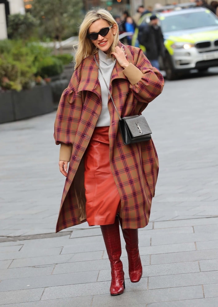 Weibliche Berühmtheit Stiefel & Leder - ashley roberts
 #102681385