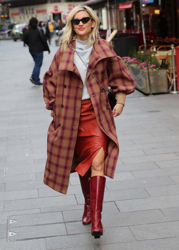 Weibliche Berühmtheit Stiefel & Leder - ashley roberts
 #102681388