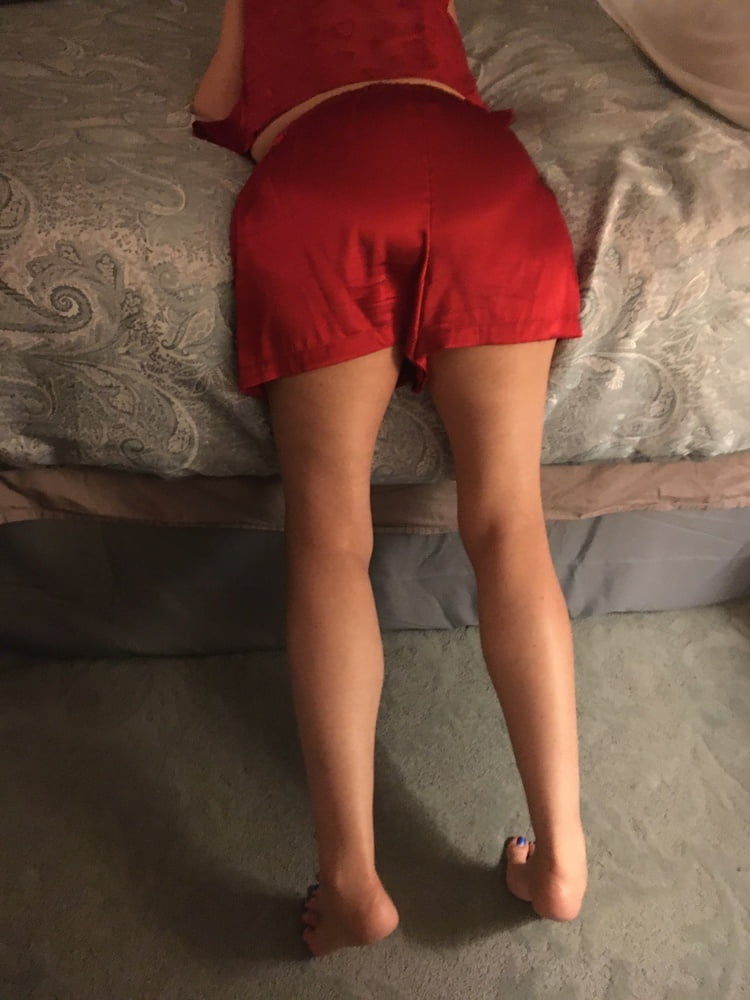 私のシャイな妻の裸のおっぱいと長い脚と赤いランジェリー。
 #88482189