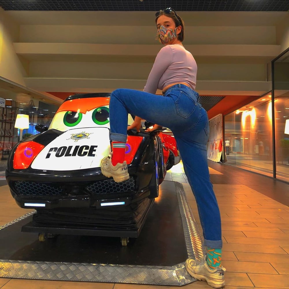 Feministe francaise s'exhibe sur insta
 #80356269