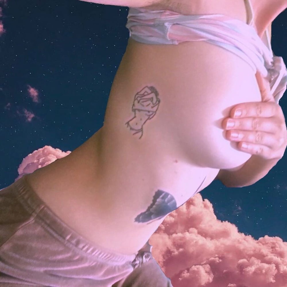 Feministe francaise s'exhibe sur insta
 #80356272