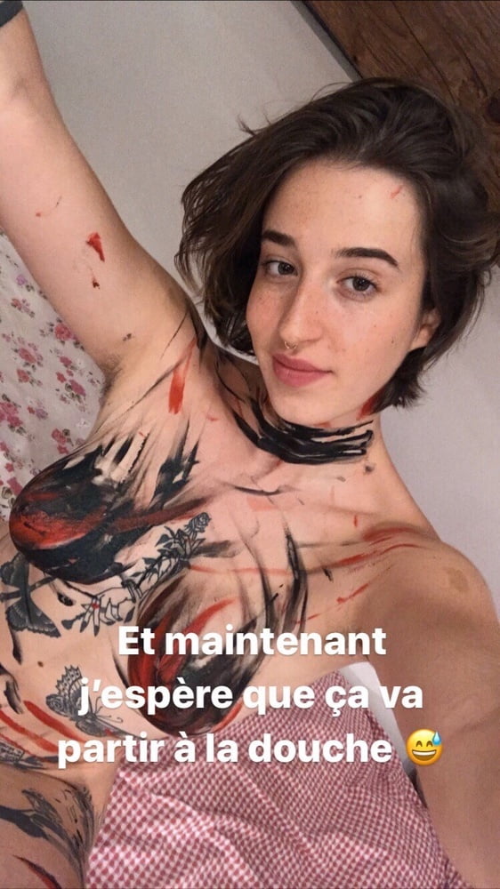 Feministe francaise s'exhibe sur insta
 #80356284