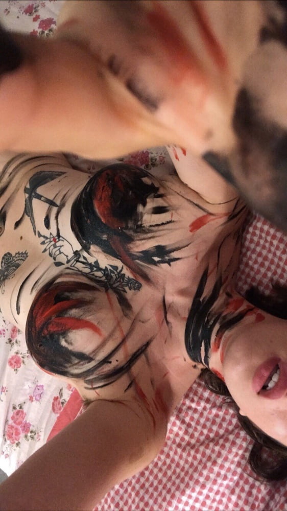 Feministe francaise s'exhibe sur insta
 #80356289