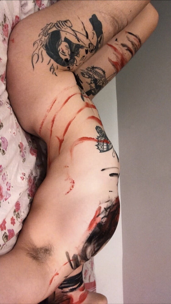 Feministe francaise s'exhibe sur insta
 #80356295