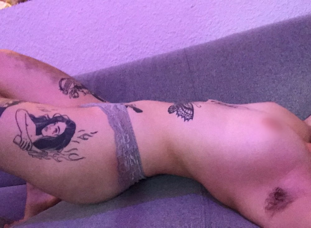 Feministe francaise s'exhibe sur insta
 #80356297