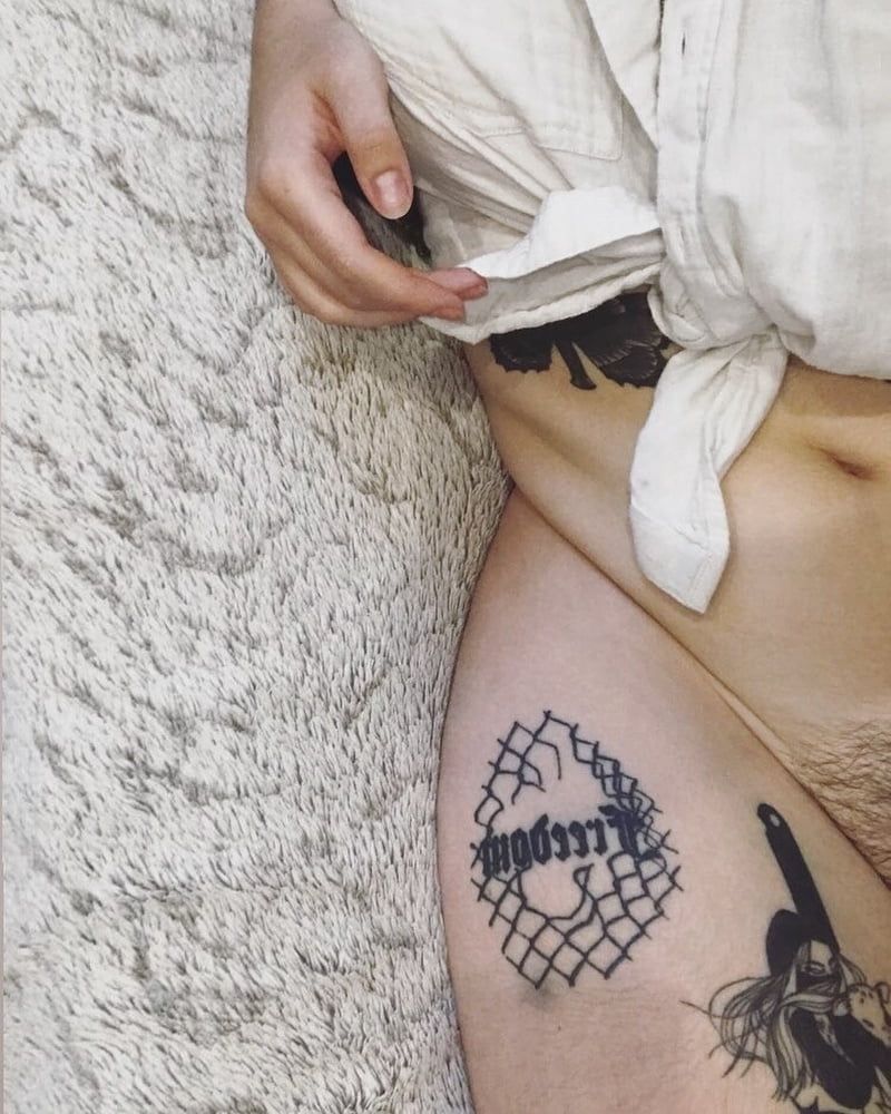 Feministe francaise s'exhibe sur insta
 #80356299