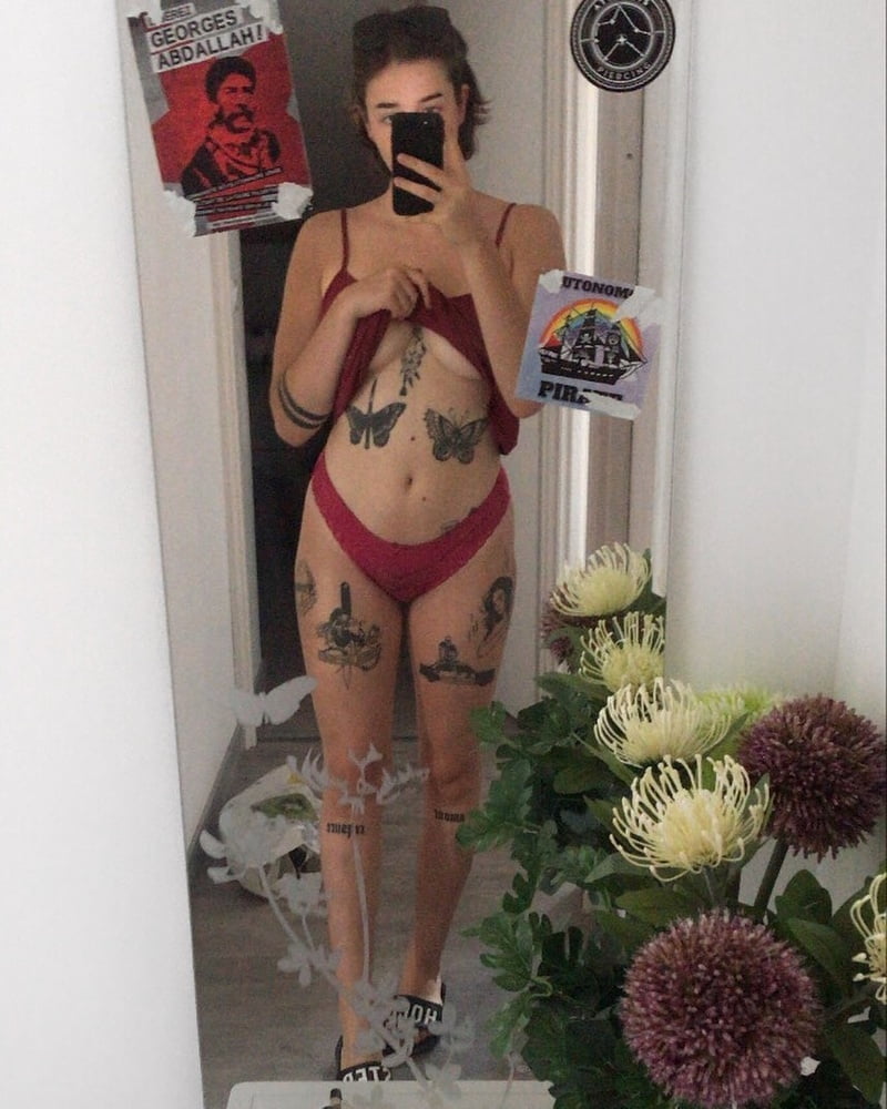 Feministe francaise s'exhibe sur insta
 #80356304