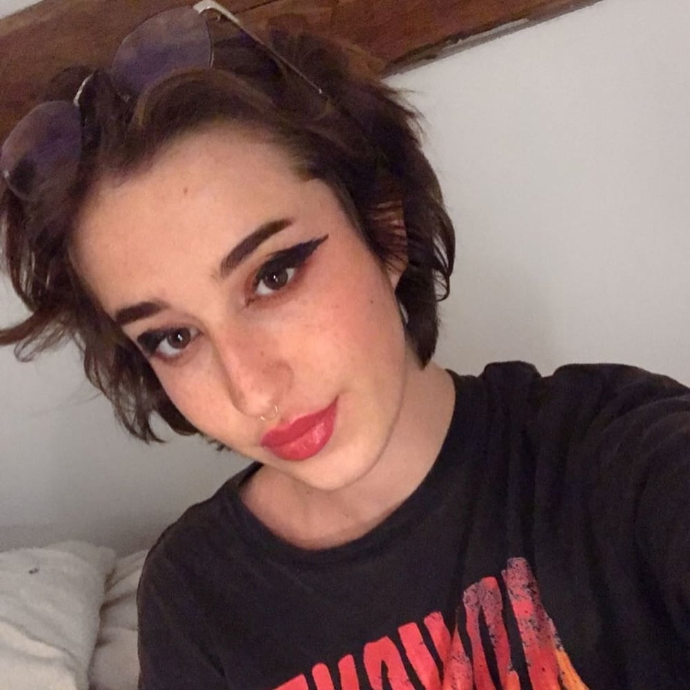 Feministe francaise s'exhibe sur insta
 #80356313