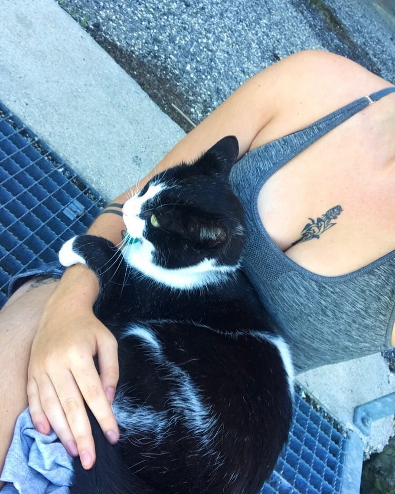 Feministe francaise s'exhibe sur insta
 #80356320