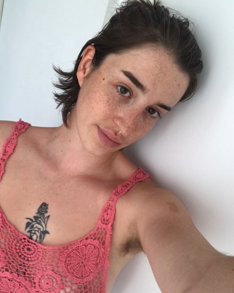 Feministe francaise s'exhibe sur insta
 #80356329