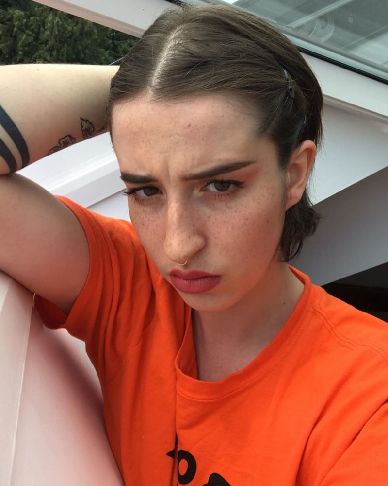 Feministe francaise s'exhibe sur insta
 #80356334