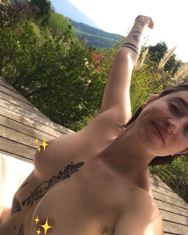 Feministe francaise s'exhibe sur insta
 #80356339