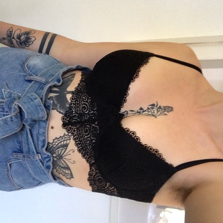 Feministe francaise s'exhibe sur insta
 #80356341