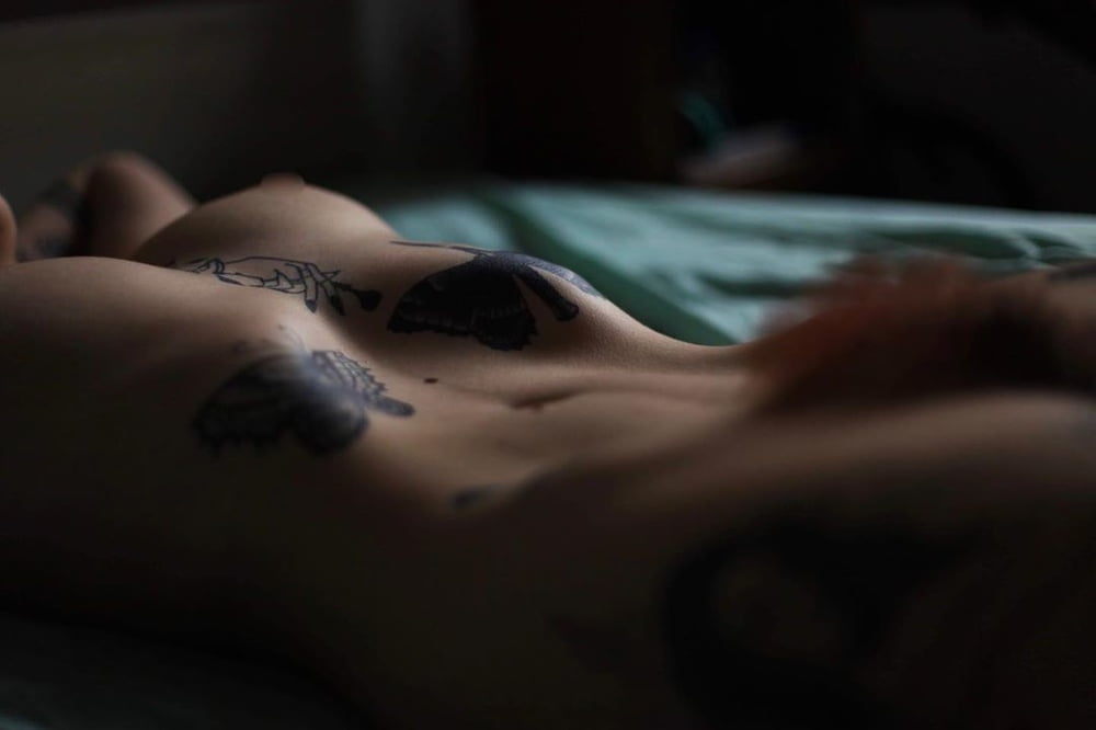 Feministe francaise s'exhibe sur insta
 #80356390