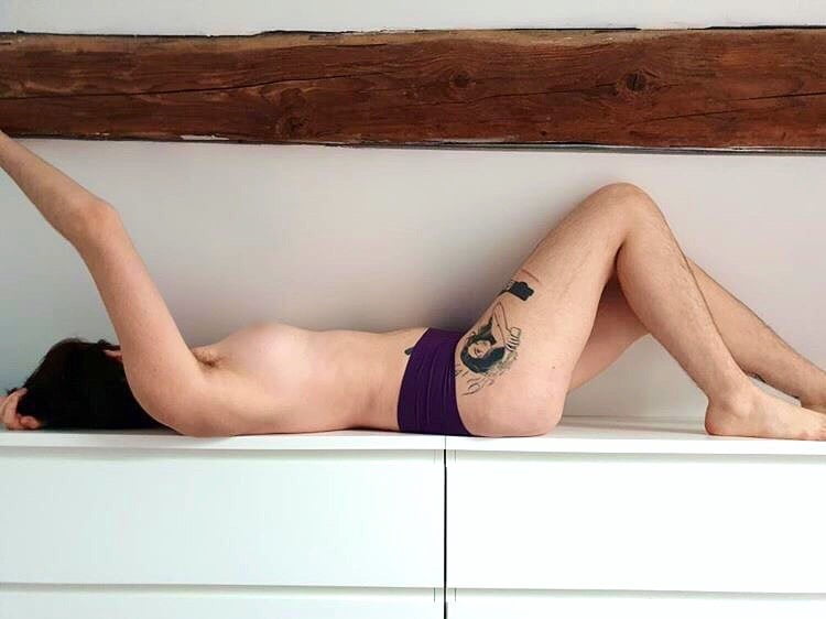 Feministe francaise s'exhibe sur insta
 #80356399